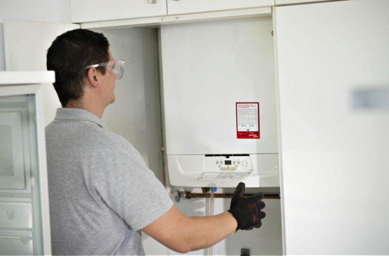TÉCNICO_INSPECCIONANDO_CALDERA